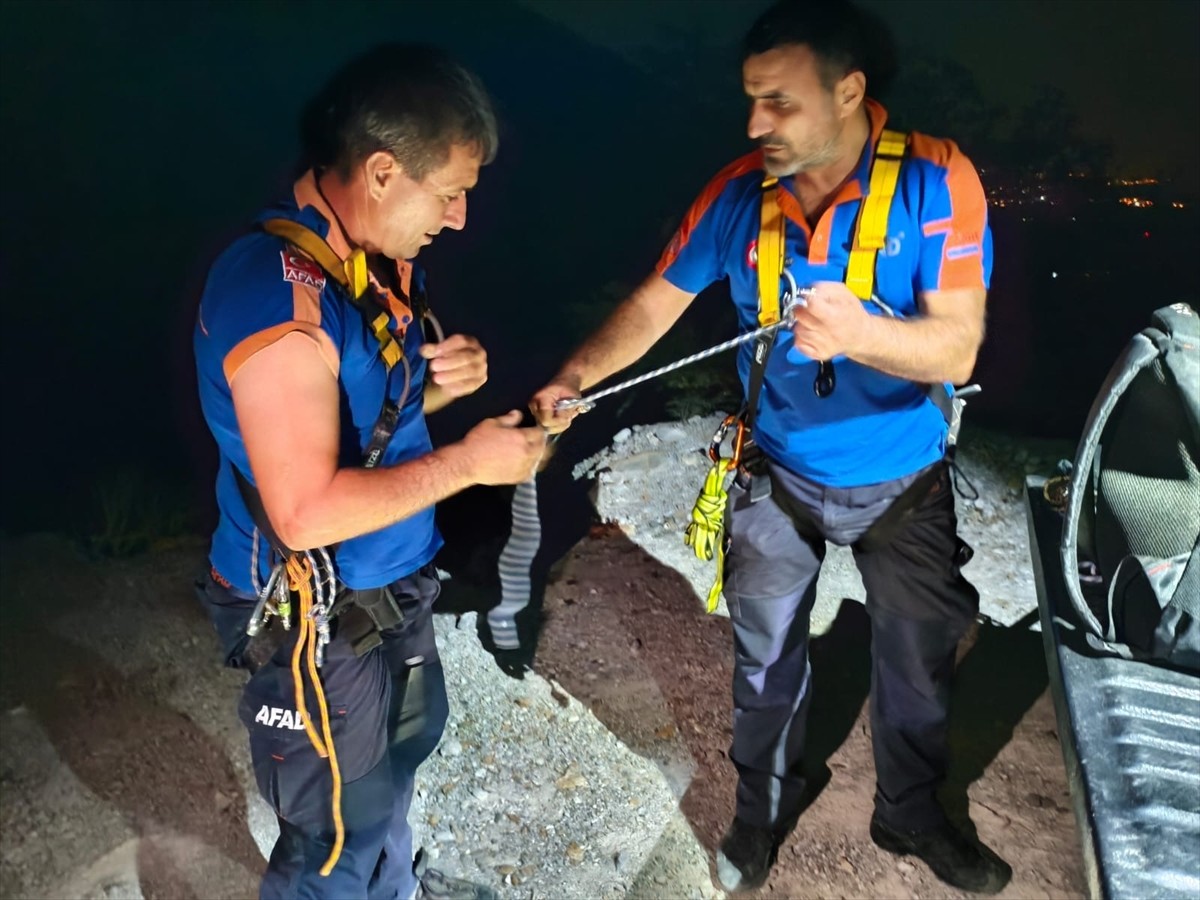 İzmir'in Kemalpaşa ilçesinde yürüyüş yaptıkları sırada kayalıklarda mahsur kalan 3 kişi, AFAD ve...