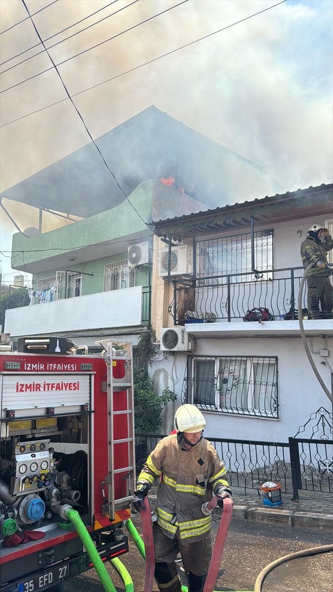 İzmir'in Konak ilçesinde bir evde çıkan yangın, çevredeki evlere sıçradı. Ekiplerin yangını...