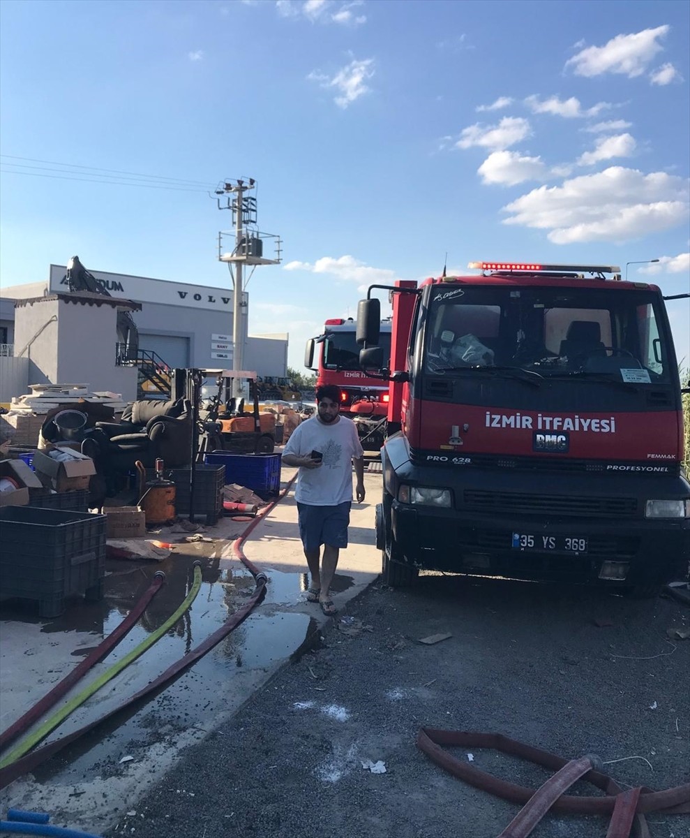 İzmir'in Menemen ilçesinde mobilya üretimi yapan bir fabrikada başlayıp otluk alana sıçrayan...
