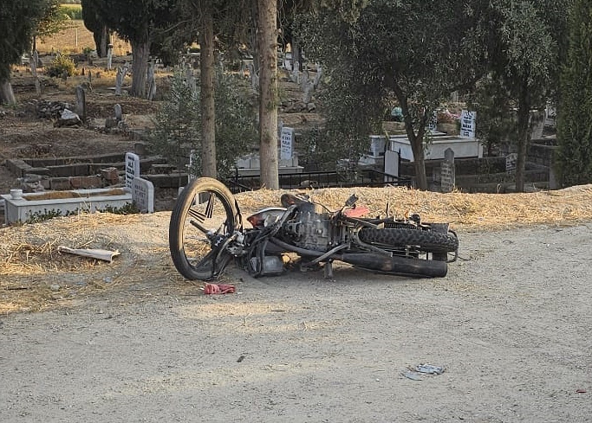 İzmir'in Ödemiş ilçesinde hafif ticari araçla çarpışan motosikletin sürücüsü hayatını...