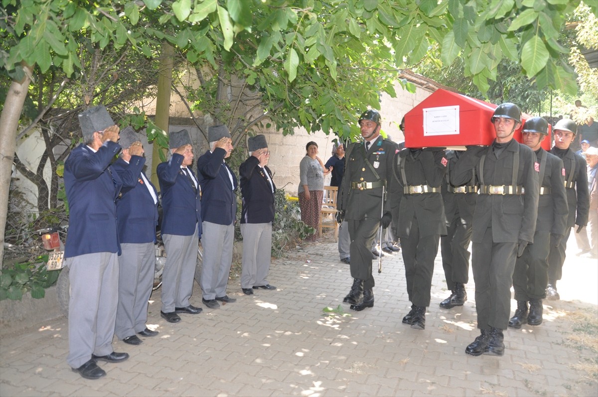 İzmir'in Ödemiş ilçesinde yaşayan ve kanser nedeniyle hayatını kaybeden Kıbrıs Gazisi Hüseyin...