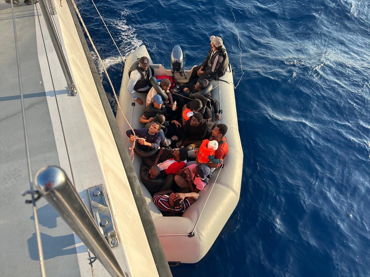 İzmir'in Seferihisar ve Çeşme ilçeleri açıklarında 18 düzensiz göçmen kurtarıldı, 16 düzensiz...