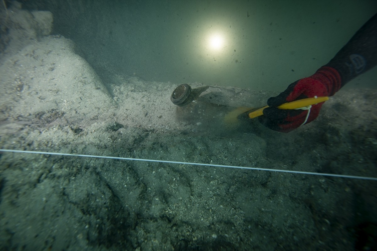 İzmir'in Urla ilçesinde yer alan ve Türkiye'de kara ile su altı kazılarının birlikte yürütüldüğü...