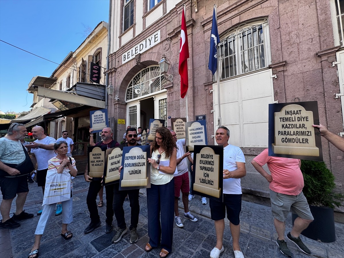  İzmir Büyükşehir Belediyesinin başlattığı konut projeleri ilerlemediği için evlerine kavuşamayan...