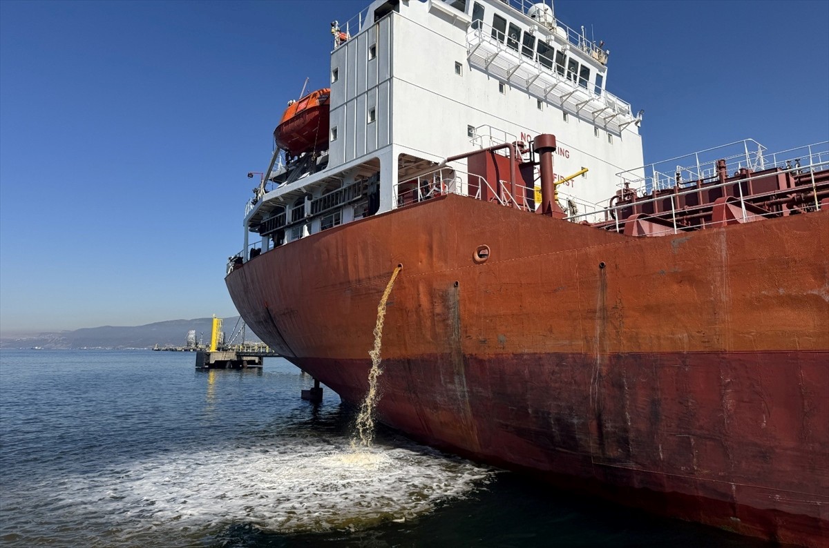 İzmit Körfezi'ne kirli balast deşarj ettiği tespit edilen gemi hakkında yasal işlem...