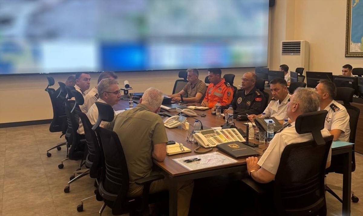 Jandarma Genel Komutanlığı, Balıkesir'de meydana gelen depremin ardından bölgede 2 helikopter, 1...