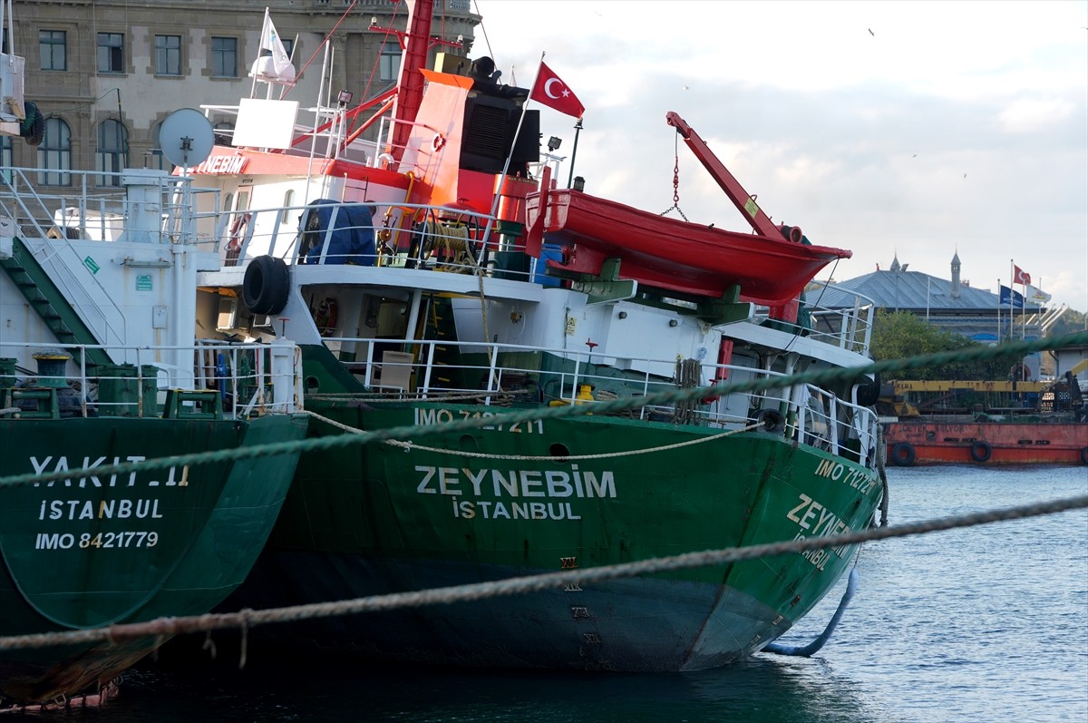 Kadıköy'de kıyıda demirli gemide çıkan yangın itfaiye ekiplerince söndürüldü.