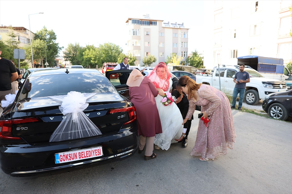 Kahramanmaraş'ın Göksun ilçesinde, engelli Hatice Alkan'ın düğün ve gelinlik giyme hayali temsili...