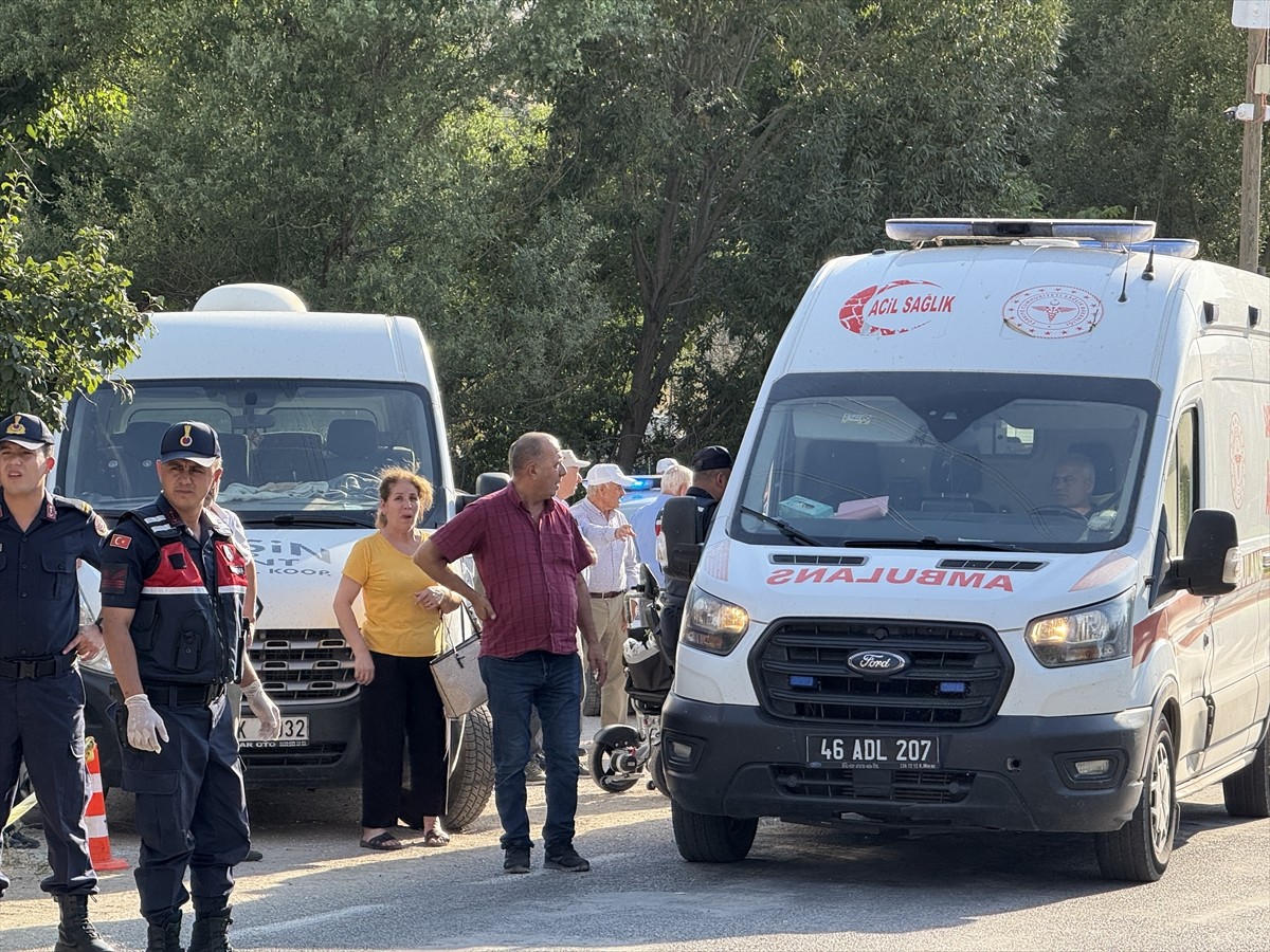 Kahramanmaraş'ın Göksun ilçesinde, otomobilin yolun karşısına geçmeye çalışan yayalara çarpması...