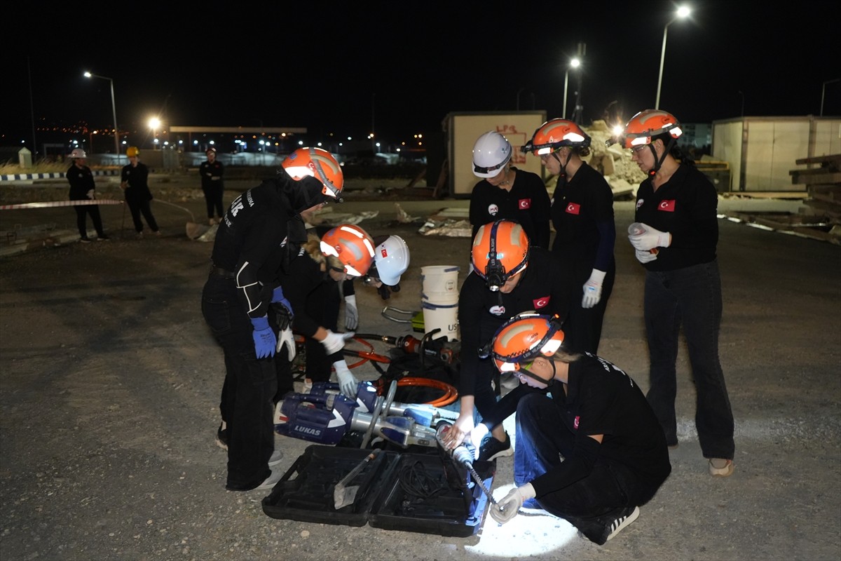 Kahramanmaraş'ta tamamı kadınlardan oluşan Bacıyan Arama Kurtarma ekibi, afet ve acil durumlara...
