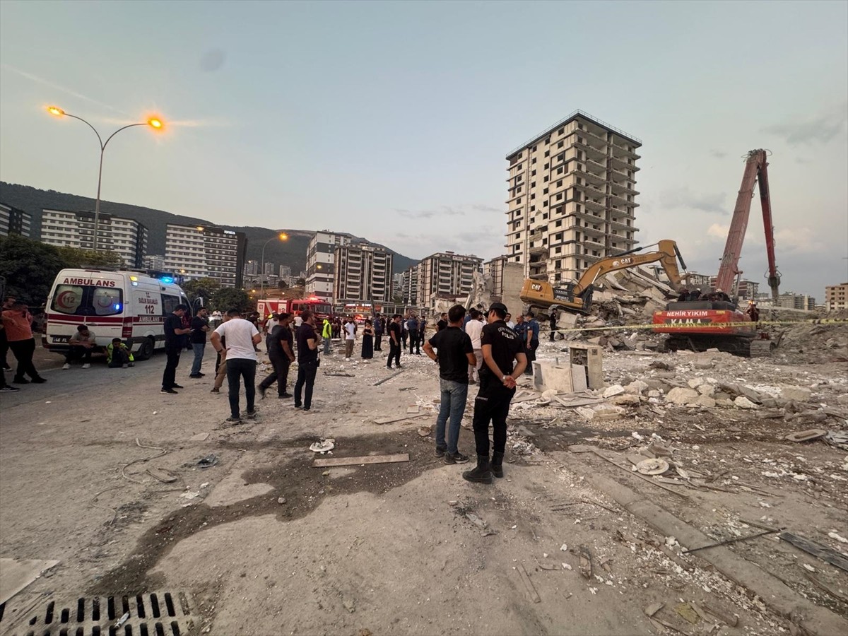 Kahramanmaraş'ta yıkımı gerçekleştirilen ağır hasarlı binanın iş makinesinin üzerine devrilmesi...