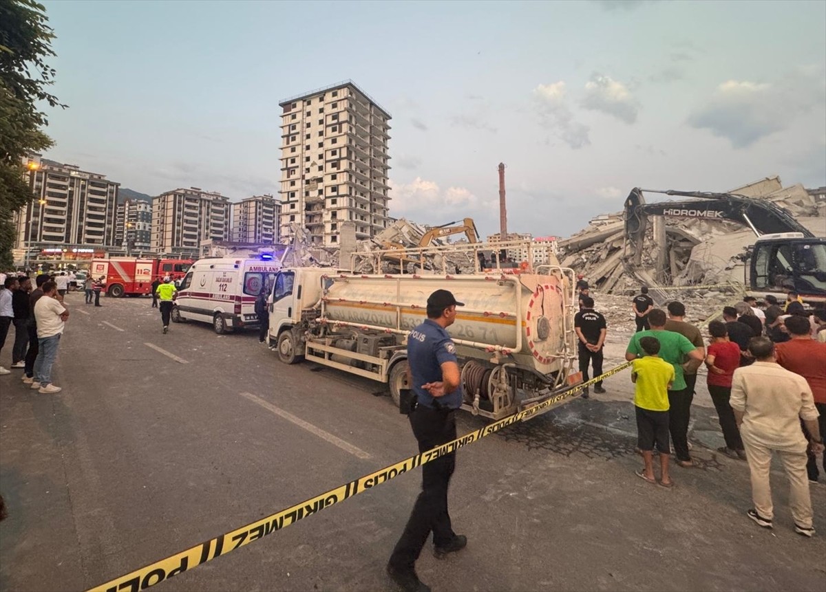 Kahramanmaraş'ta yıkımı gerçekleştirilen ağır hasarlı binanın iş makinesinin üzerine devrilmesi...