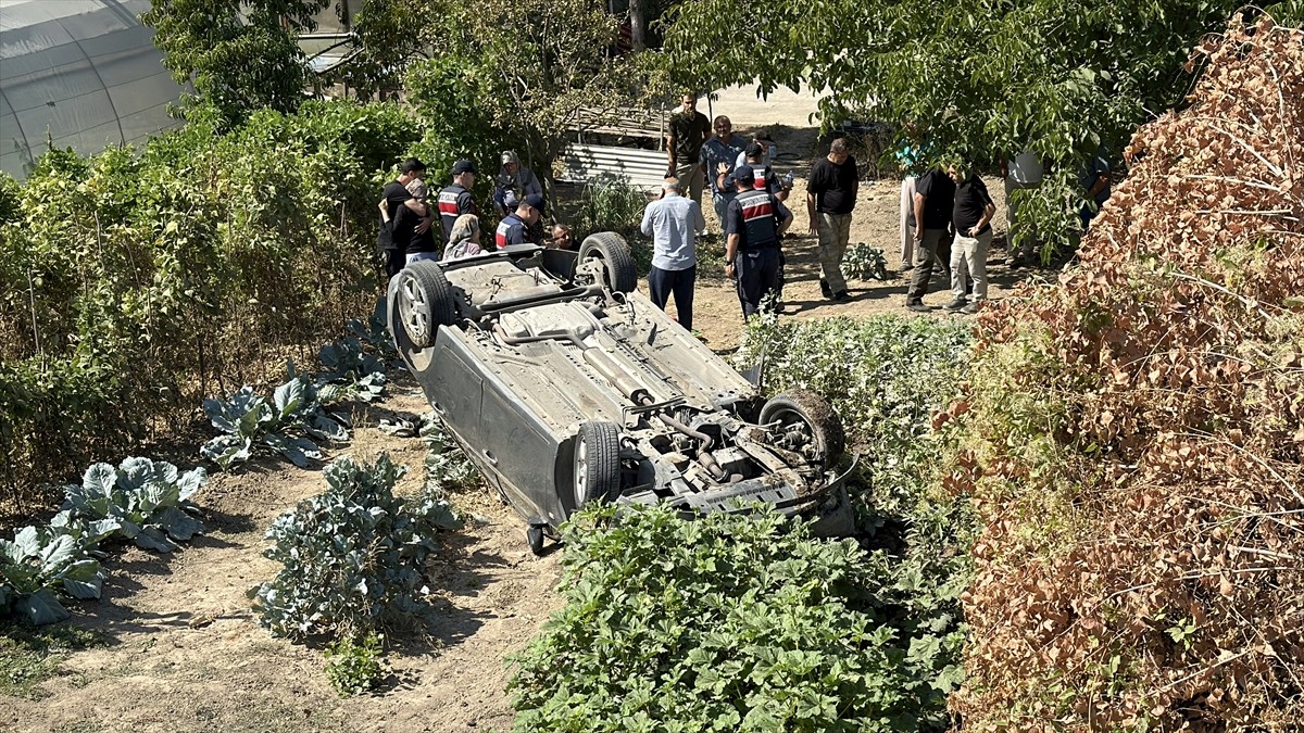 Karabük'te çarpışan otomobillerden birinin bahçeye devrilmesi sonucu 1'i çocuk 3 kişi...