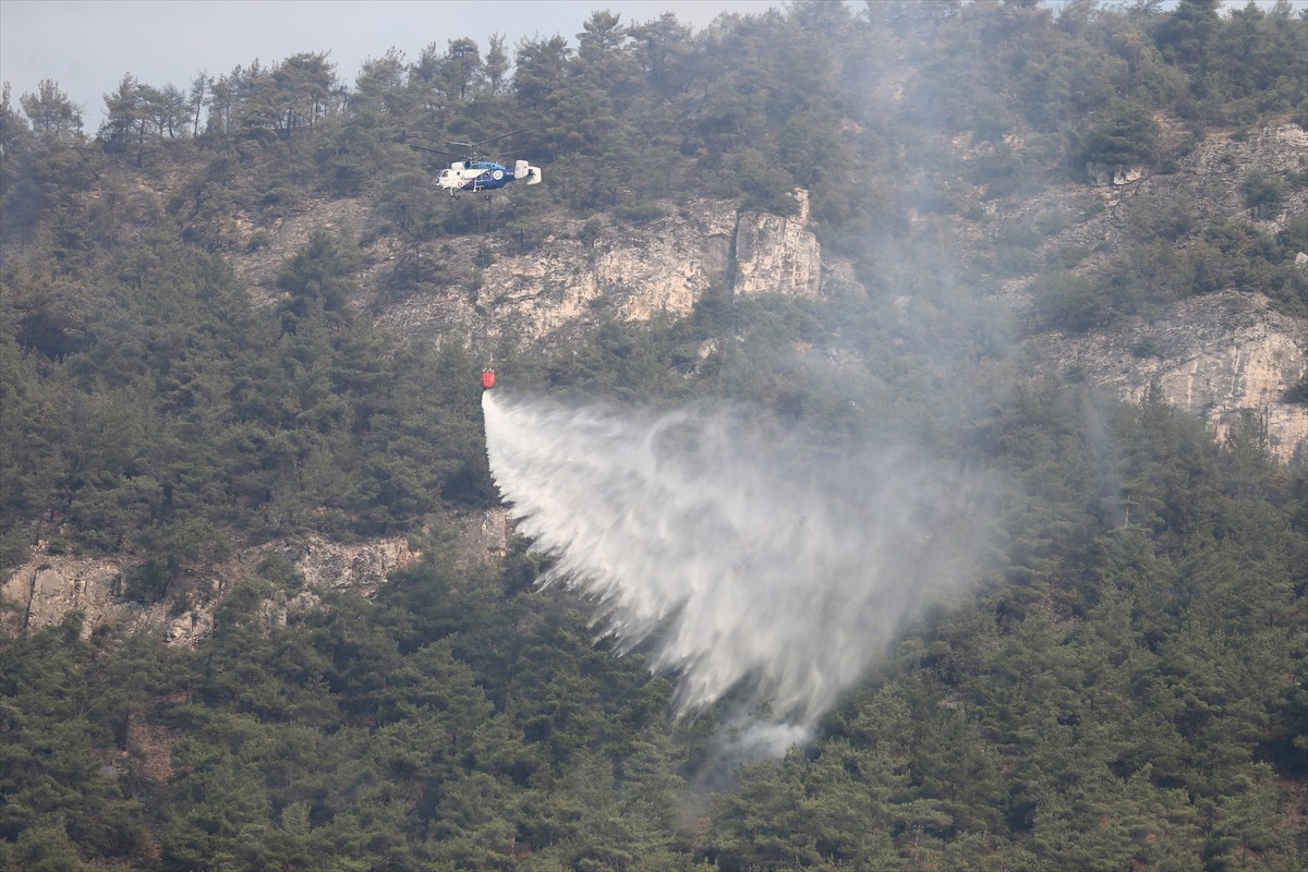 Karabük'te dün çıkan orman yangınına havadan ve karadan müdahale sürüyor.