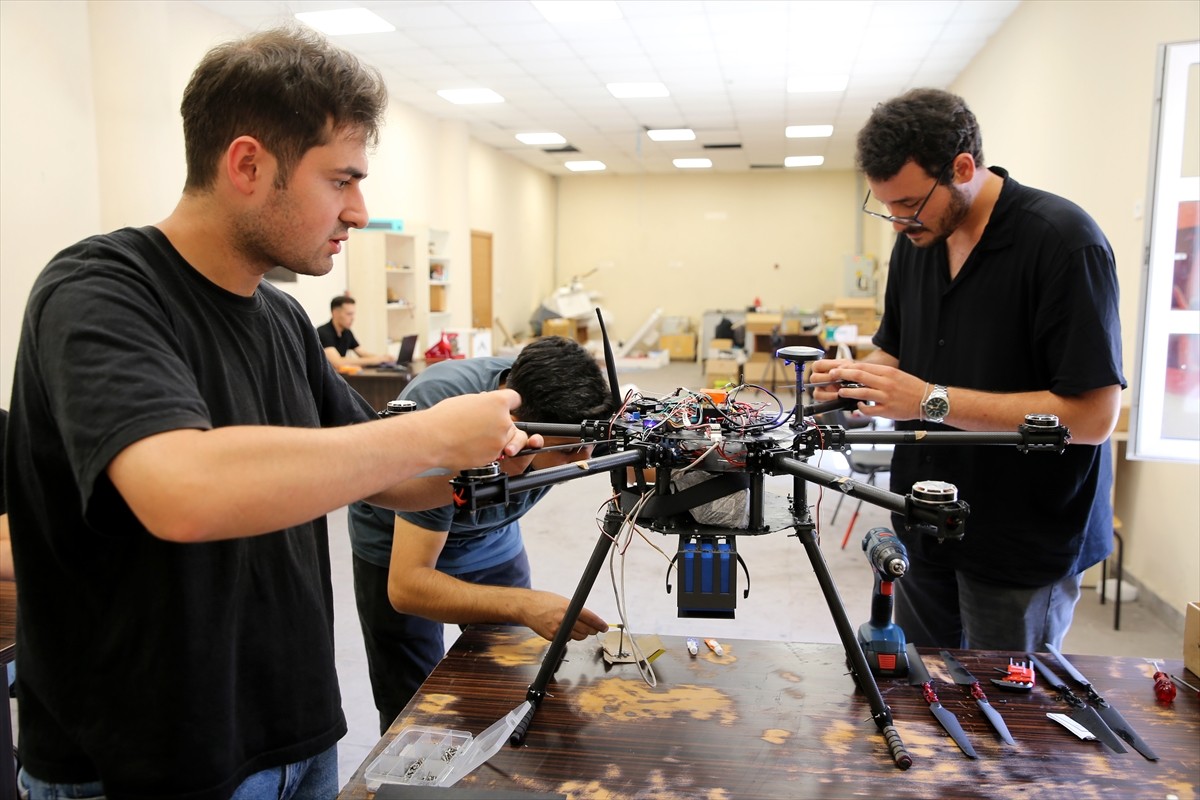 Karabük Üniversitesi (KBÜ) öğrencileri, geliştirdikleri otonom insansız hava aracı projesi ile...