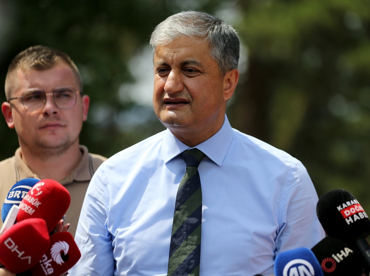 Karabük Valisi Mustafa Yavuz, merkeze bağlı Davutlar köyünde gazetecilere açıklama yaptı.