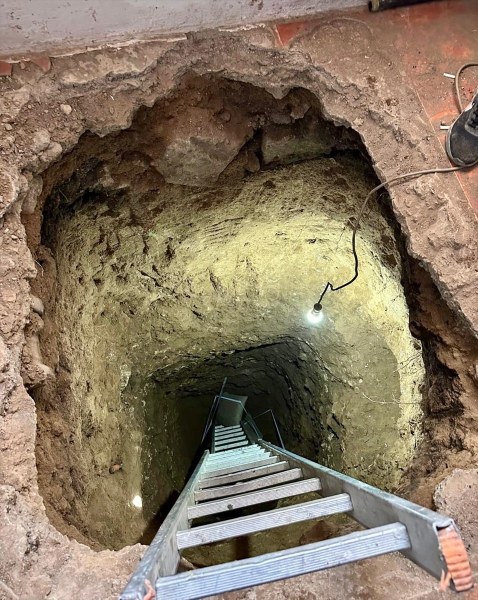 Kars'ta bir evde define için kaçak kazı yapan 5 şüpheli, kazdıkları tünelde suçüstü...