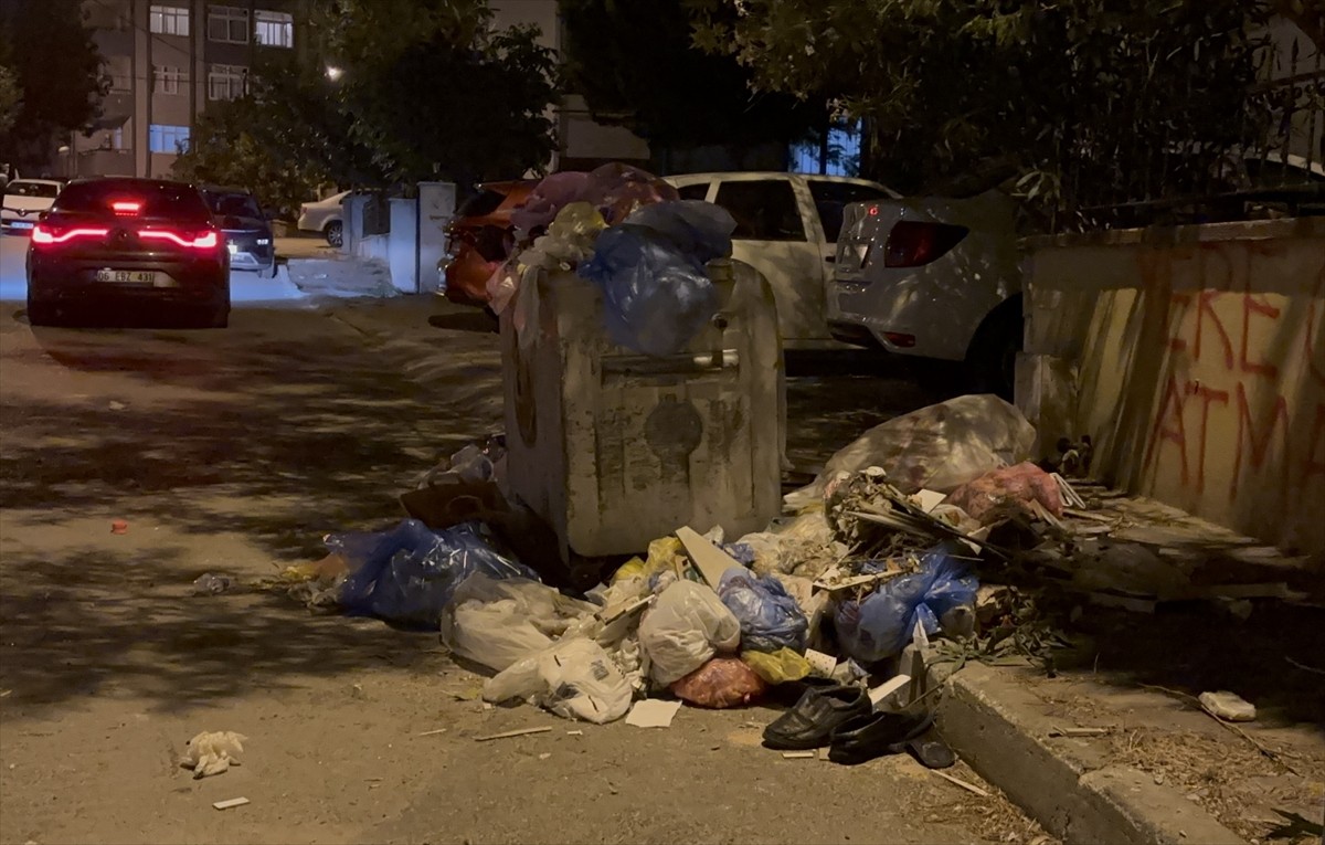 Kartal Belediyesinde çalışan temizlik işçileri, "maaşlarının eksik yatırıldığını" ifade ederek...