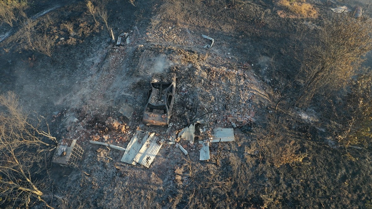 Kastamonu'nun Azdavay ilçesinde çıkan yangında 6 samanlık ile otomobil kullanılamaz hale...