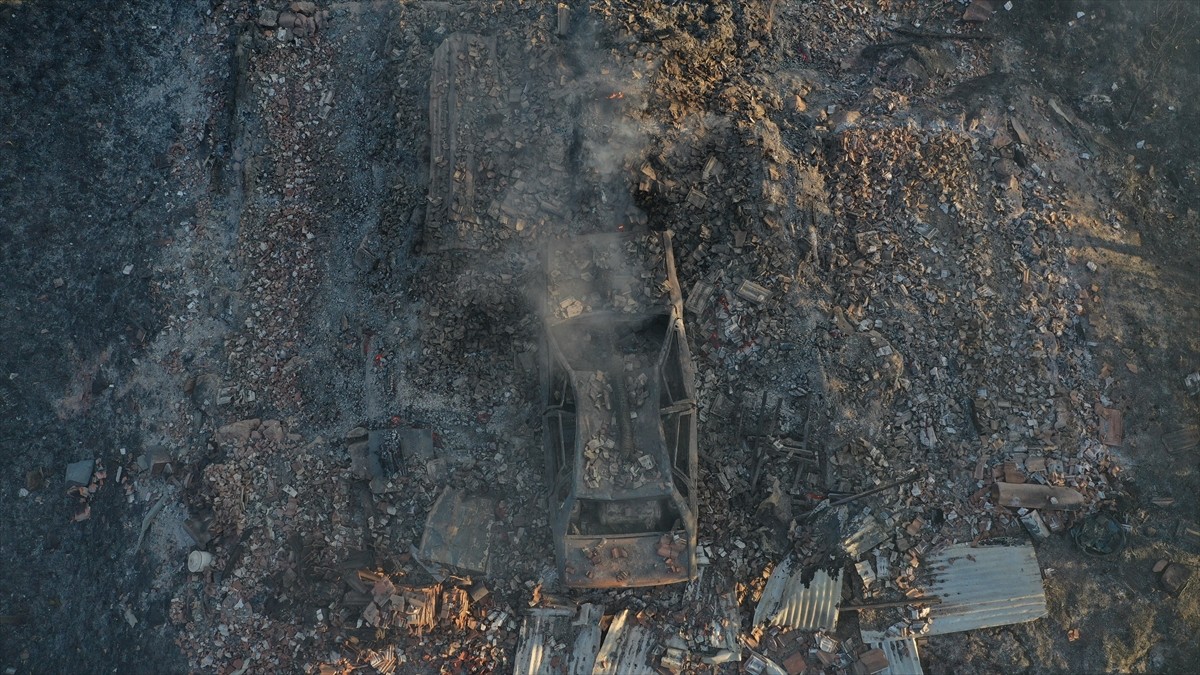 Kastamonu'nun Azdavay ilçesinde çıkan yangında 6 samanlık ile otomobil kullanılamaz hale...