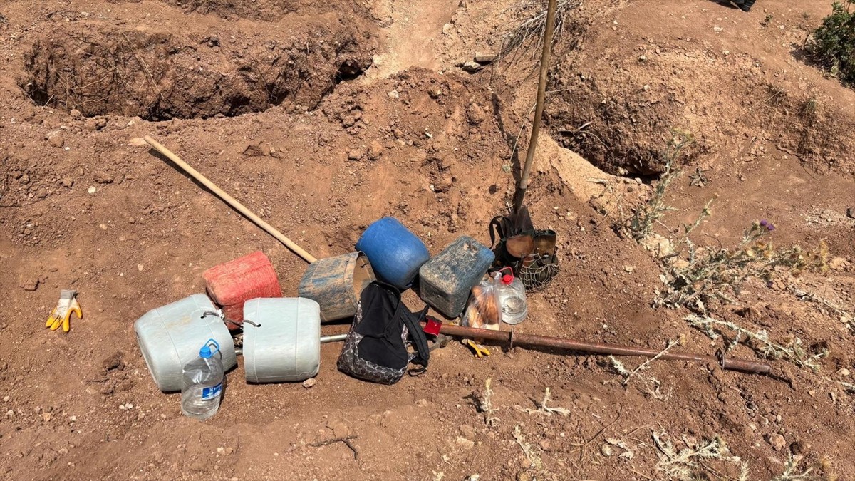 Kayseri'nin Felahiye ilçesinde kaçak kazı yapan 4 şüpheli, dronla tespit edilip yakalandı....
