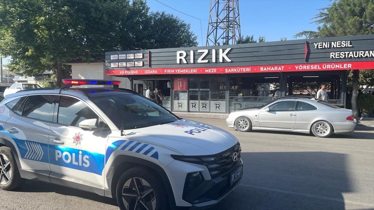 Kayseri'nin Kocasinan ilçesinde çalıştığı iş yerinde silahlı saldırıya uğrayan döner ustası...