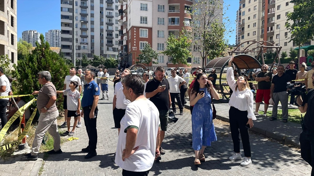 Kayseri'nin Talas ilçesinde 14 katlı apartmanda çıkan yangında mahsur kalanlar için kurtarma...