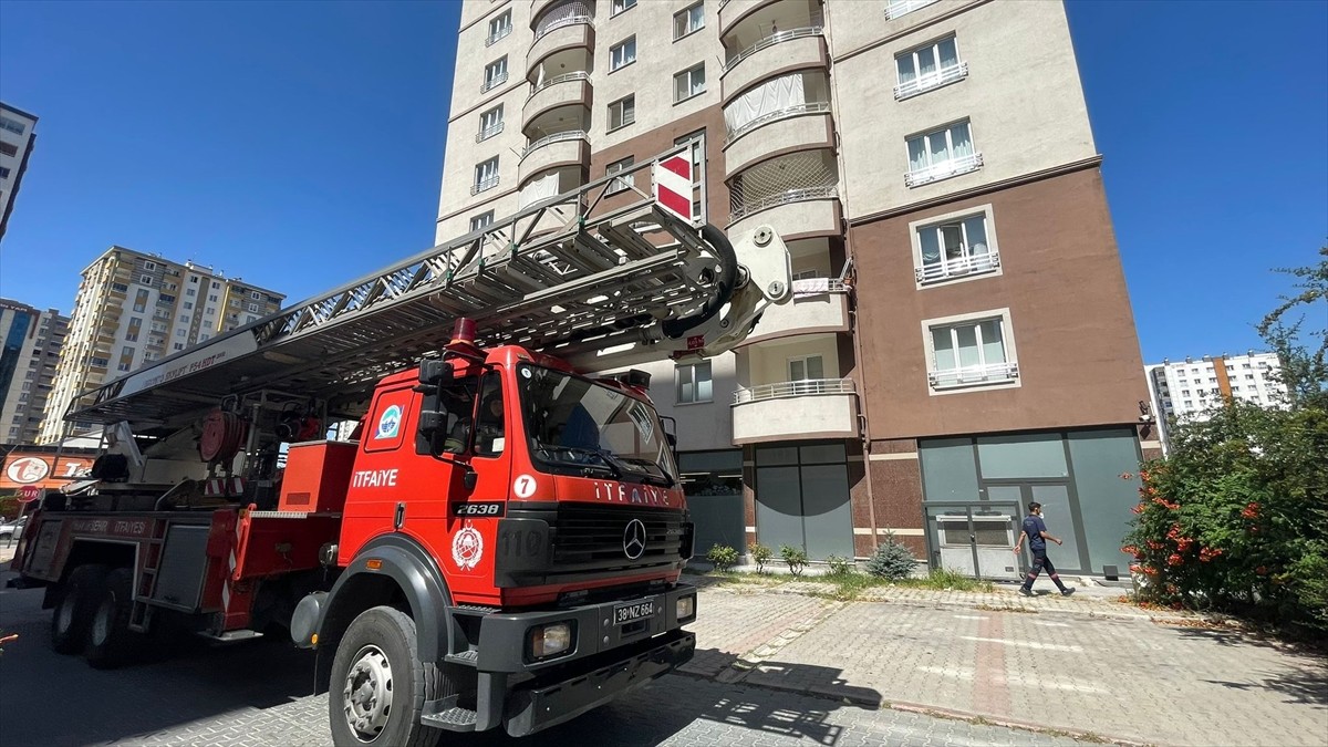 Kayseri'nin Talas ilçesinde 14 katlı apartmanda çıkan yangında mahsur kalanlar için kurtarma...