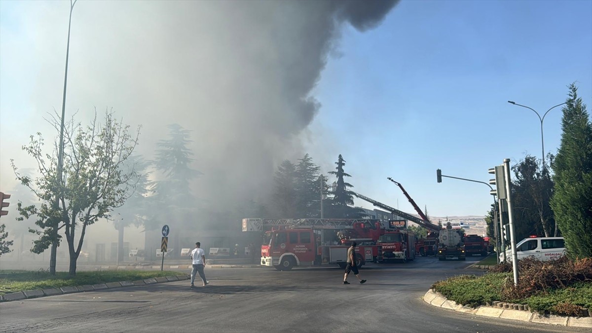 Kayseri Organize Sanayi Bölgesi'nde (OSB) hırdavat malzemeleri satan bir iş yerinde başlayıp, yan...
