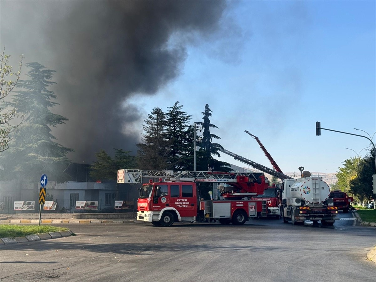 Kayseri Organize Sanayi Bölgesi'nde (OSB) hırdavat malzemeleri satan bir iş yerinde başlayıp, yan...