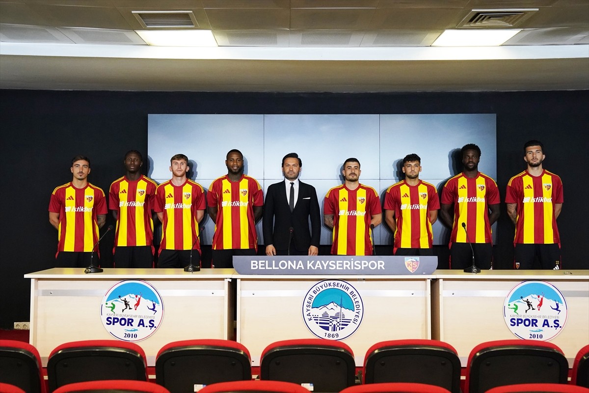 Kayserispor Kulübü, transfer ettiği 8 futbolcuyu taraftara tanıttı. Transferlerden Abdülsamet...