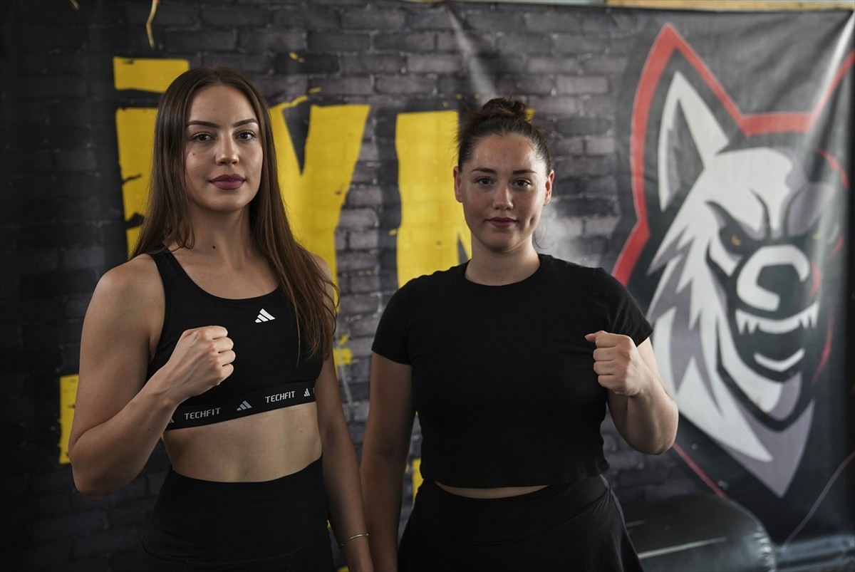 Kick boksta birçok kez Türkiye şampiyonluğuna ulaşan milli sporcu Beyza Çetinkaya (solda), gençler...