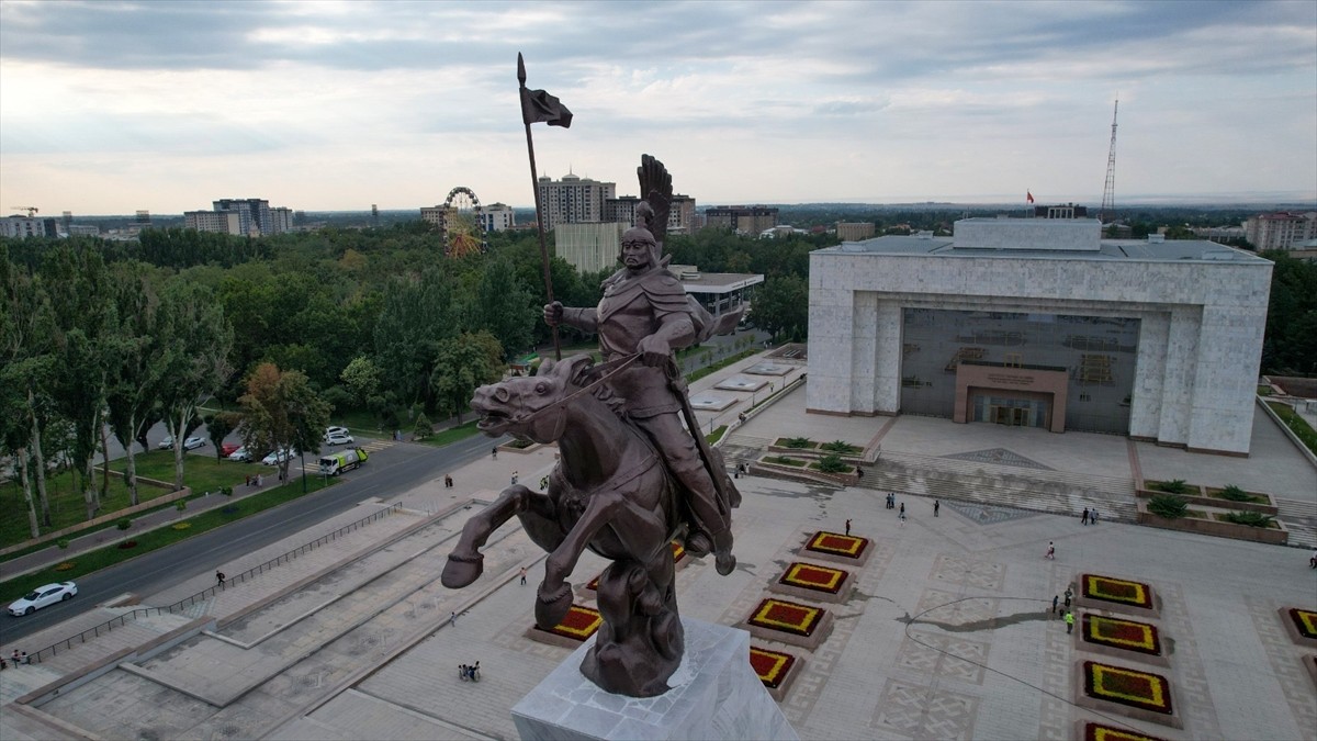 Kırgızistan'ın başkenti Bişkek'in başlıca sembollerinden, Ala-Too Meydanı'nda yer alan Manas anıtı...