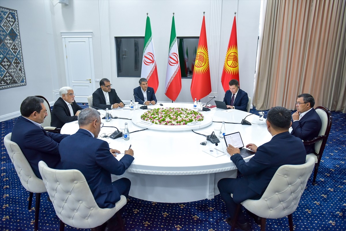 Kırgızistan Cumhurbaşkanı Sadır Caparov, Issık Göl kıyısındaki Çolpon-Ata şehrinde gerçekleşen...