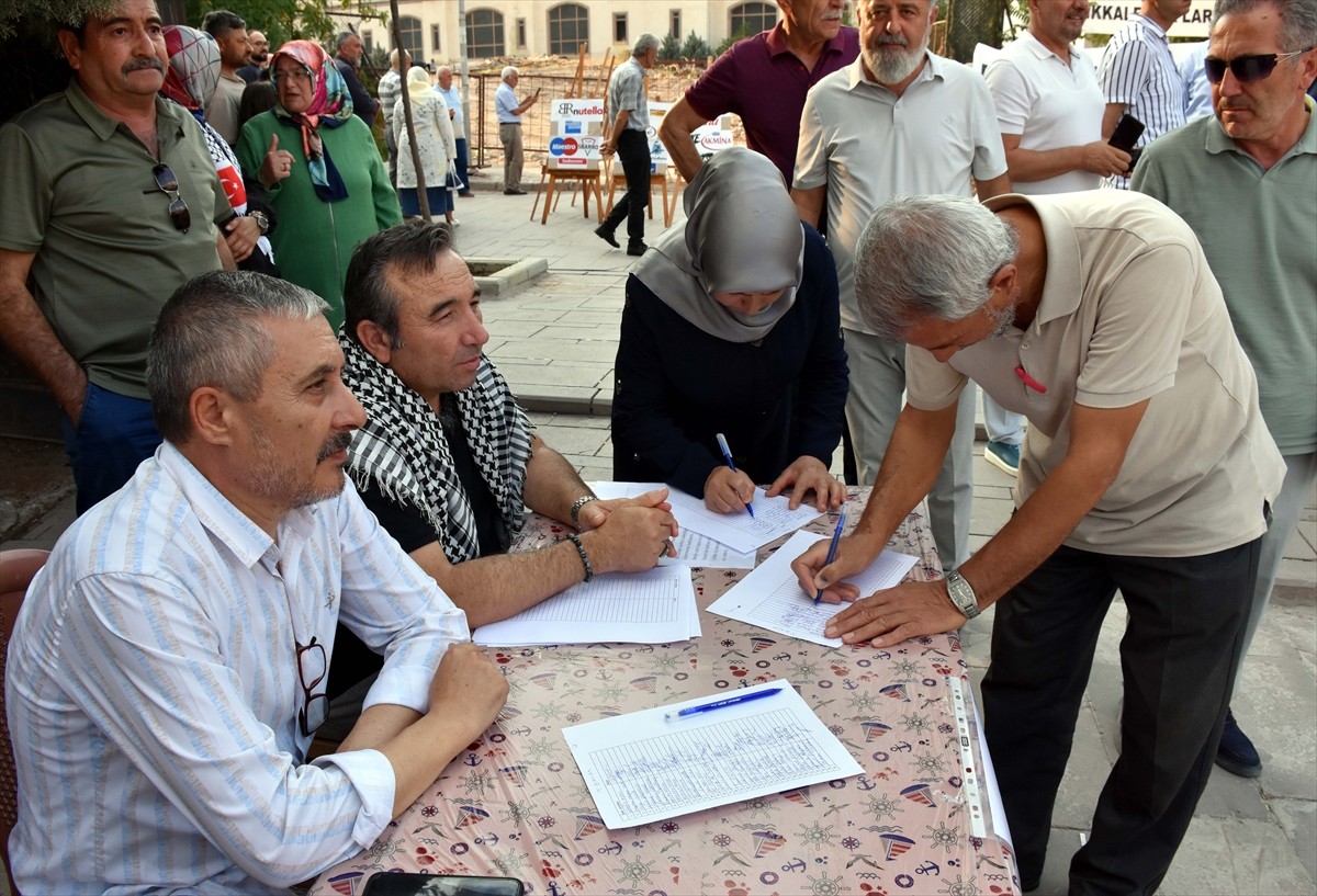 Kırıkkale'de İsrail'in Gazze'ye yönelik saldırılarına tepki göstermek amacıyla imza kampanyası...
