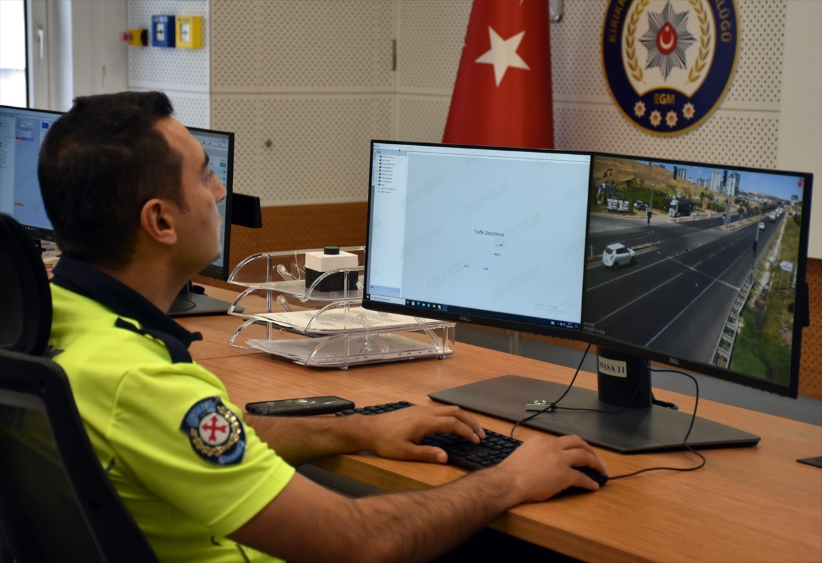 Kırıkkale Kent Güvenlik Yönetim Sistemi (KGYS) kameraları aracılığıyla motosiklet sürücülerine...