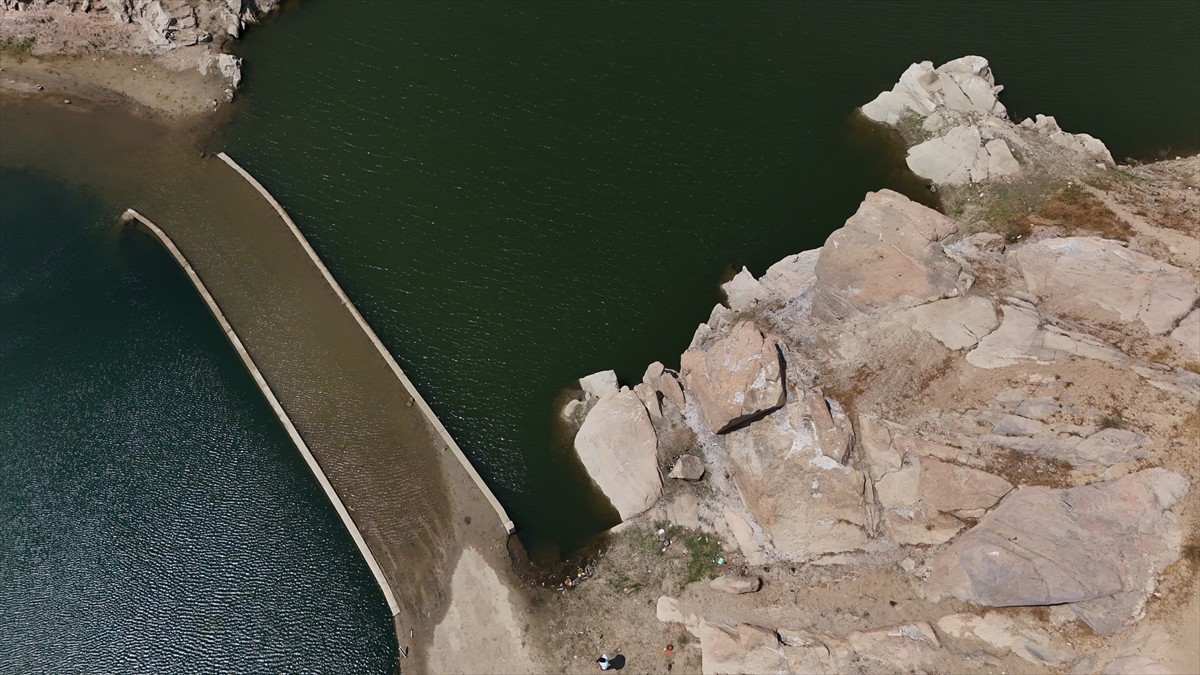 Kırklareli'nde aşırı sıcaklar ve kuraklık nedeniyle doluluk oranı azalan barajda, su altındaki...