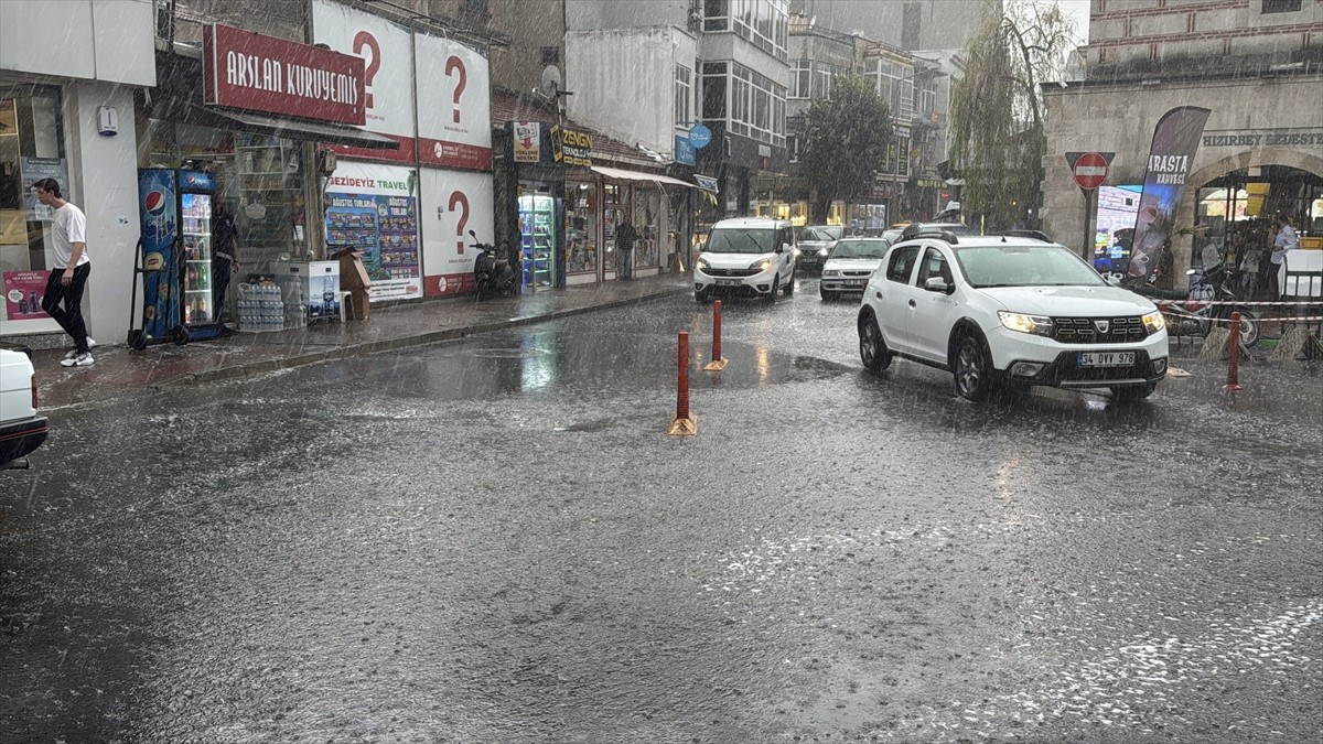 Kırklareli'nde şiddetli sağanak etkili oldu. Öğleden sonra aniden başlayan sağanak yaşamı olumsuz...
