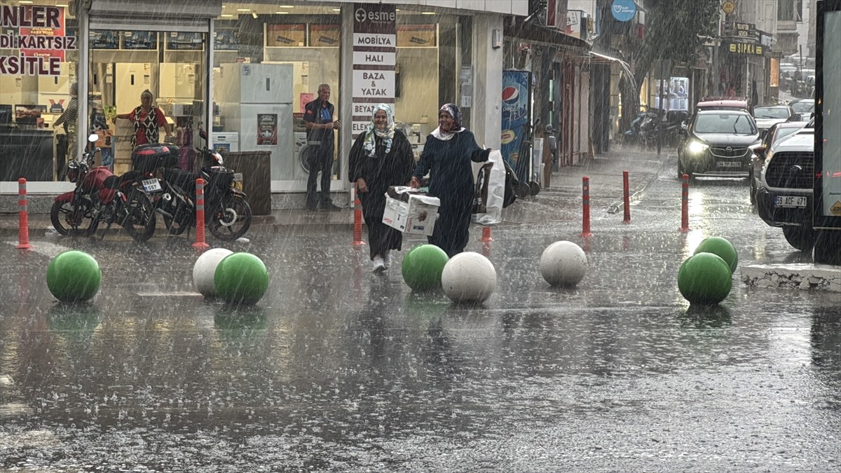 Kırklareli'nde şiddetli sağanak etkili oldu. Öğleden sonra aniden başlayan sağanak yaşamı olumsuz...