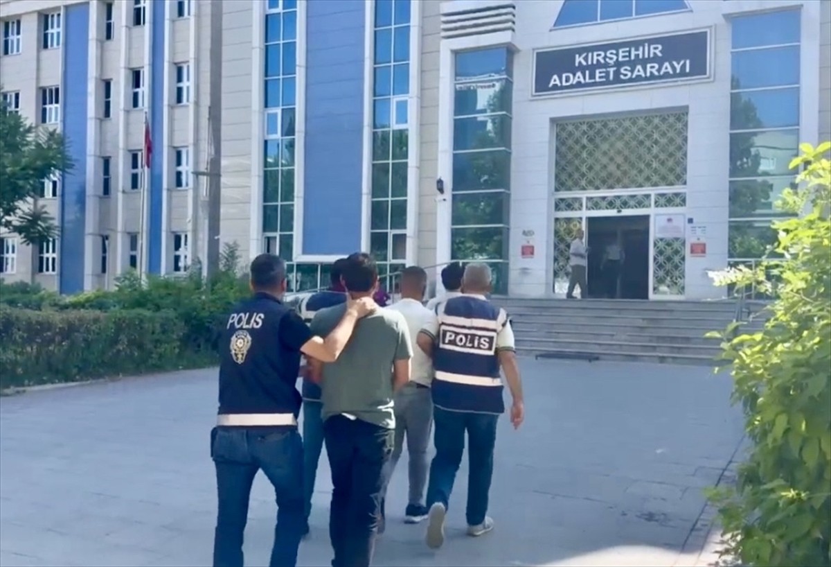Kırşehir'de kendilerini polis olarak tanıtıp emekli bir kadını dolandırdıkları iddiasıyla...