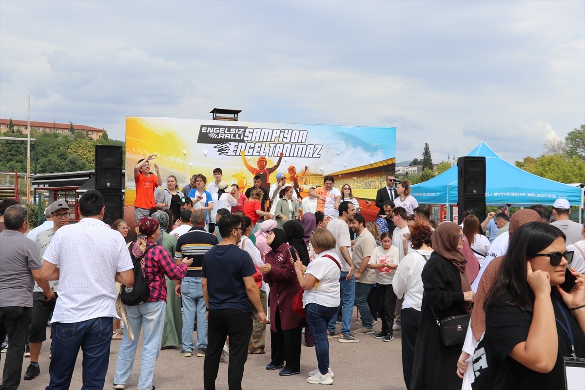 Kocaeli'de düzenlenen etkinlikte engelli çocuklar, yarış araçlarıyla ralli heyecanı yaşadı....