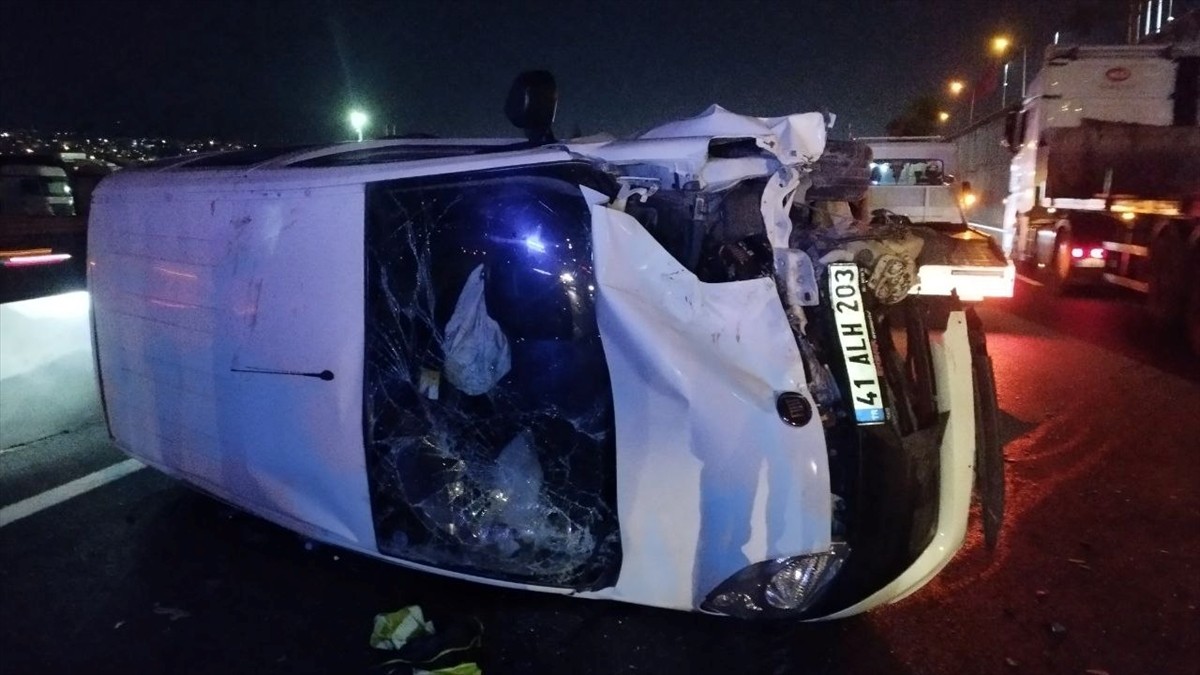 Kocaeli'nin Dilovası ilçesinde hafif ticari aracın lastiği patlayan otomobile çarptığı kazada biri...