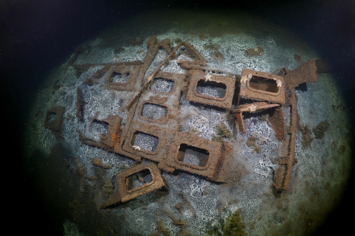 Kocaeli'nin Gölcük ilçesinde 17 Ağustos 1999 Marmara Depremi'nde denizin altında kalan "batık...