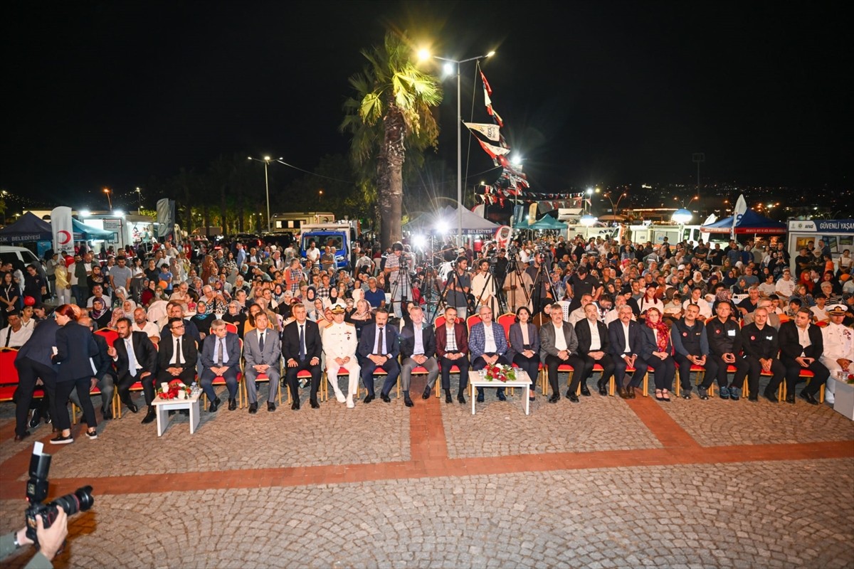 Kocaeli'nin Gölcük ilçesinde, 17 Ağustos 1999 Marmara Depremi'nde hayatını kaybedenler için anma...