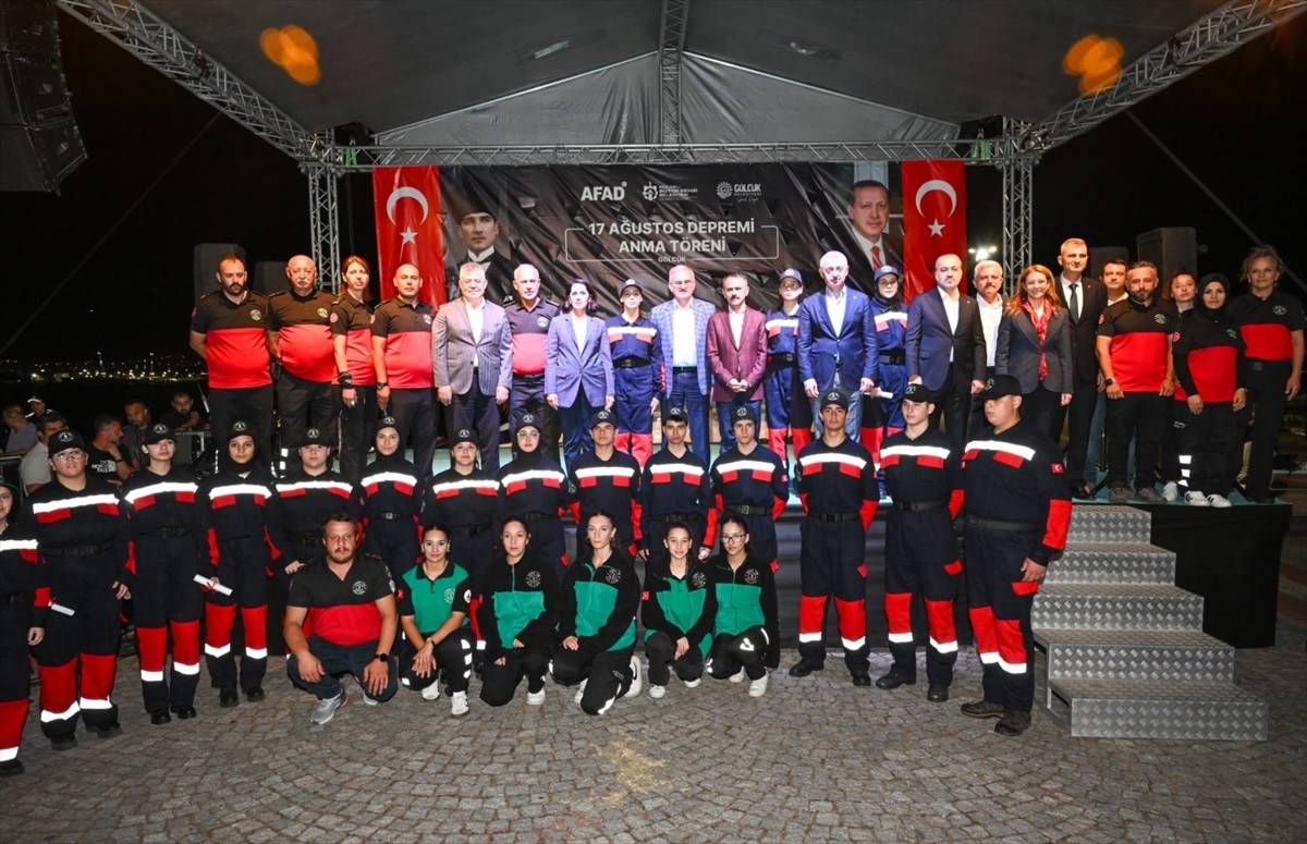 Kocaeli'nin Gölcük ilçesinde, 17 Ağustos 1999 Marmara Depremi'nde hayatını kaybedenler için anma...