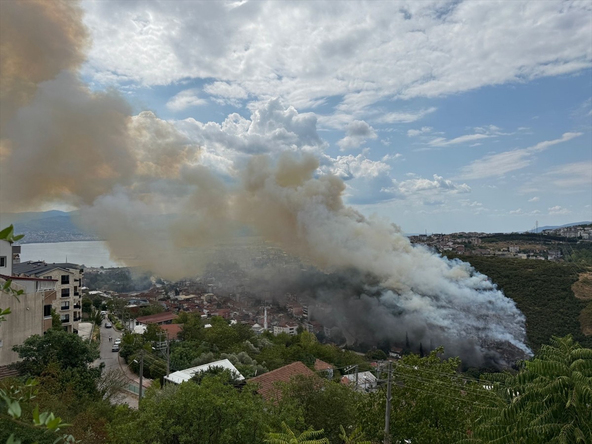 Kocaeli'nin İzmit ilçesinde ağaçlık ve makilik alanda çıkan yangını söndürmek için çalışma...