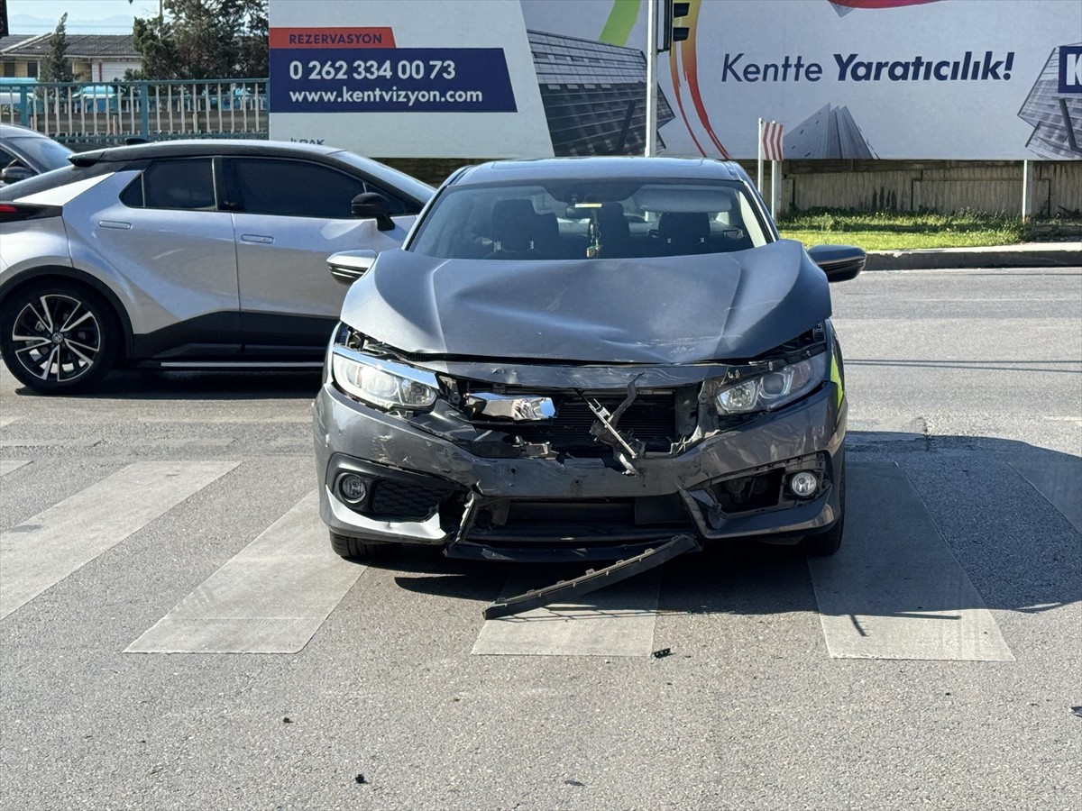 Kocaeli'nin İzmit ilçesinde otomobille çarpışan motosikletin sürücüsü yaralandı. 
