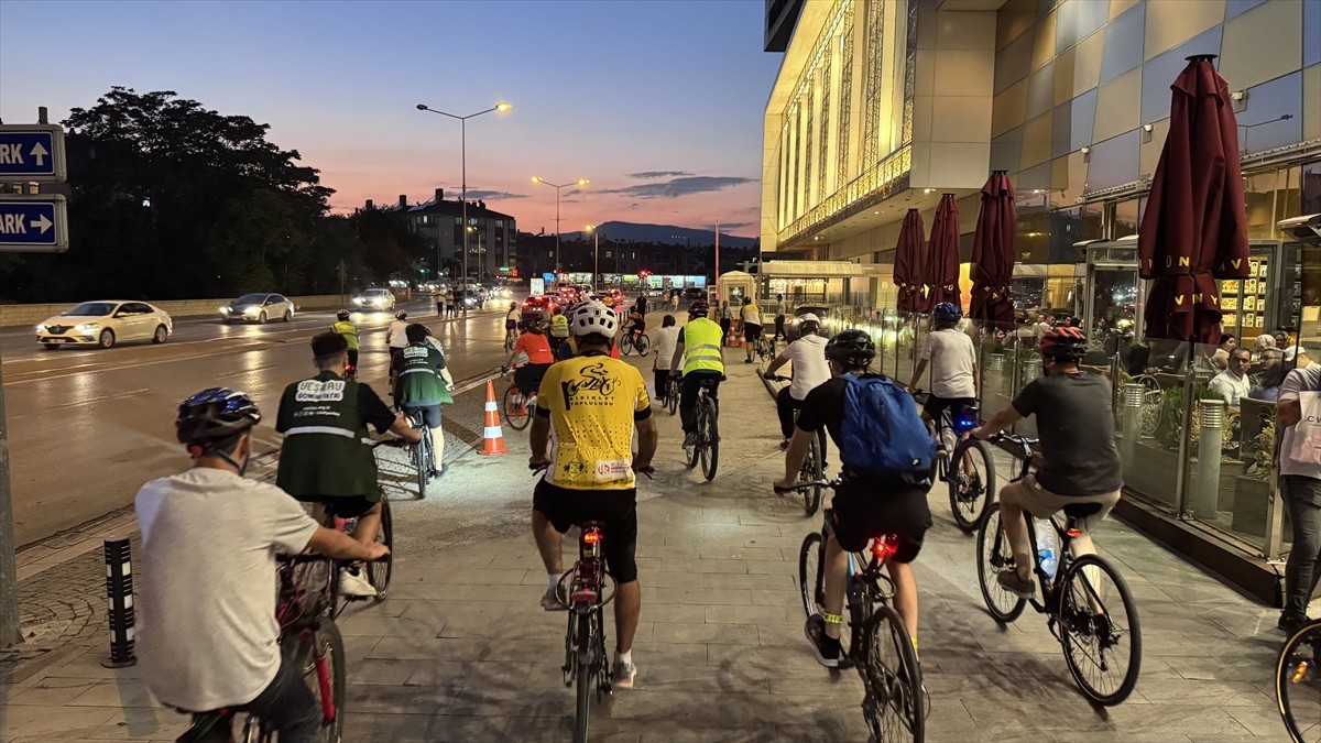 Konya'da kadın bisikletçiler, orman yangınlarına dikkati çekmek amacıyla pedal çevirdi.  Konya...