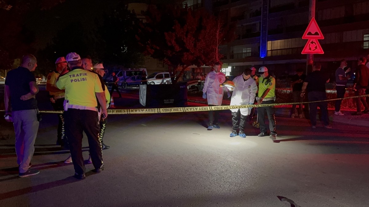 Konya'nın Karatay ilçesinde, ticari aracın çarptığı yaya hayatını kaybetti. Polis ekipleri kaza...