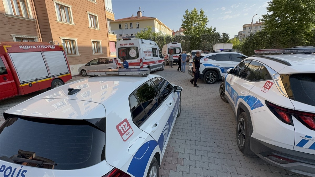 Konya'nın Karatay ilçesinde yatalak eşiyle yaşayan yaşlı adam, evinde ölü bulundu.